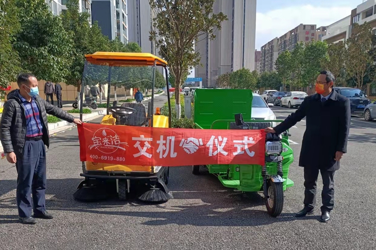 駕駛式掃地車和三輪六桶垃圾桶轉(zhuǎn)運(yùn)車在城市街道物業(yè)小區(qū)的應(yīng)用