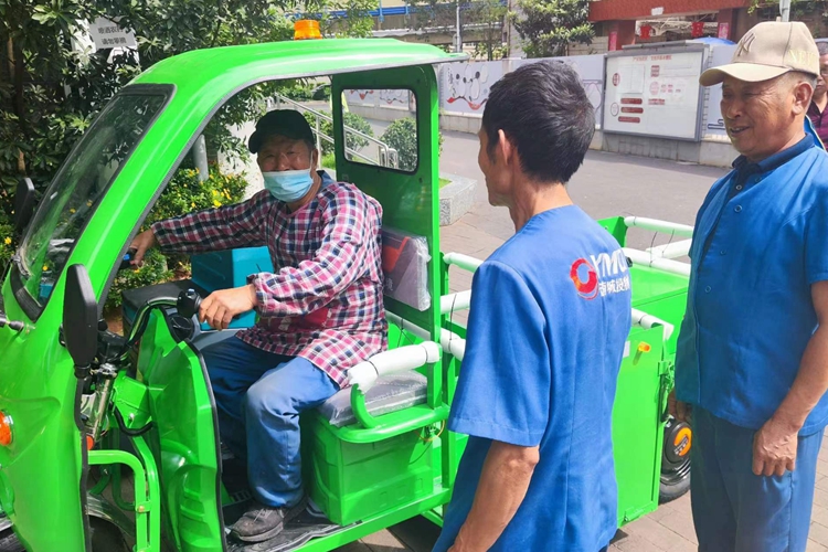 如何選擇鋰電池電動駕駛式洗地機，三輪四桶保潔車？