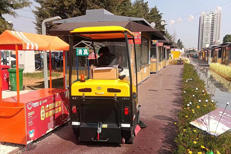 云南昆明寶來潔駕駛式電動掃地車S2A 灑水掃地一體的小型掃地車