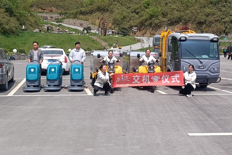 三輪高壓沖洗車,手提式洗地機(jī),垃圾桶掛桶車四川瀘州交機(jī)案例