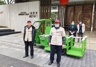 寶來潔國(guó)標(biāo)240L垃圾桶四桶清運(yùn)車 轉(zhuǎn)運(yùn)車交機(jī)昆明融創(chuàng)文旅城保潔