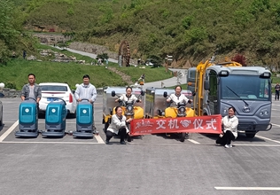 三輪高壓沖洗車,手提式洗地機,垃圾桶掛桶車四川瀘州交機案例